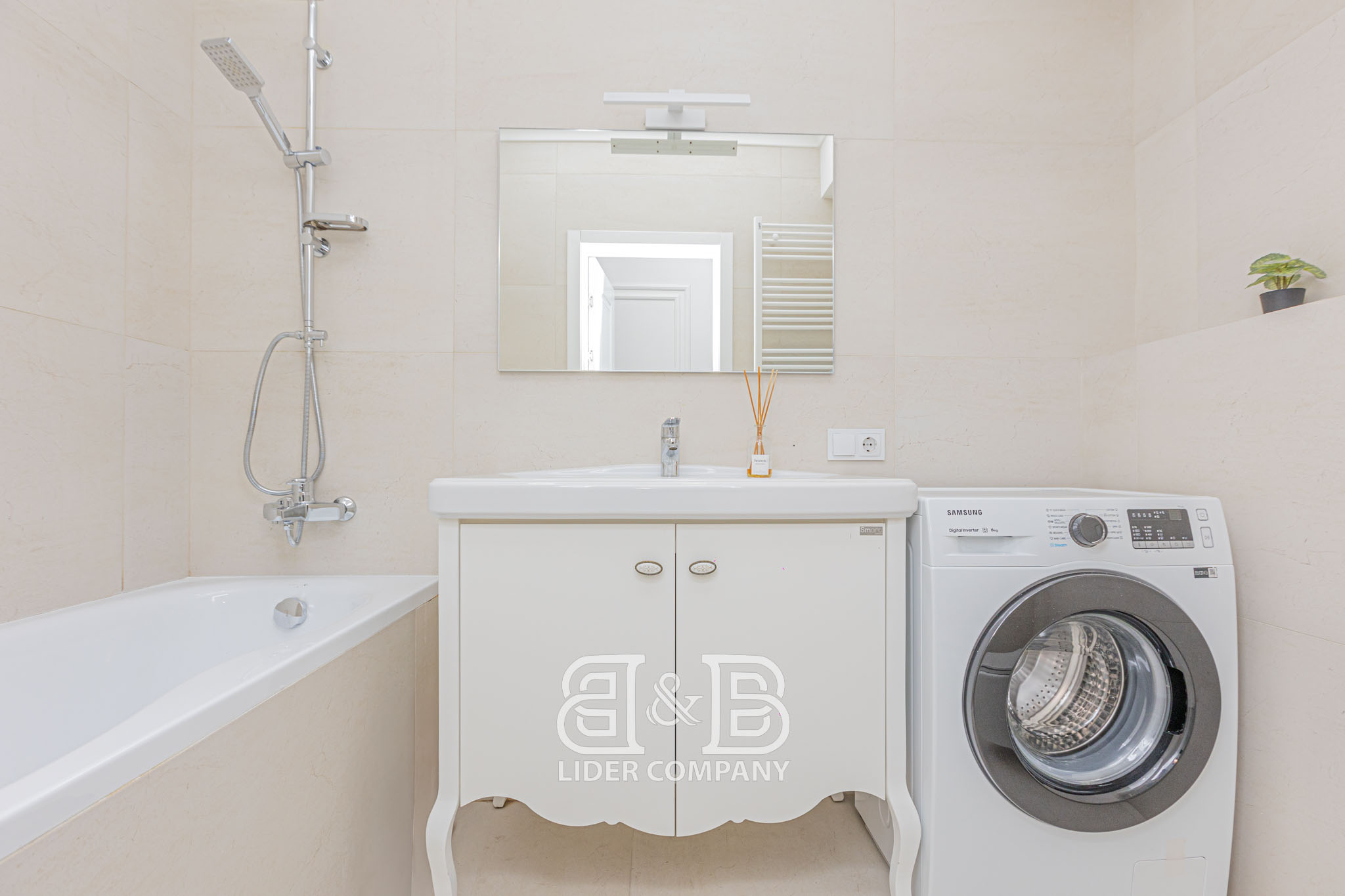 Apartament cu 3 camere în sectorul Centru al capitalei , Bloc Nou !