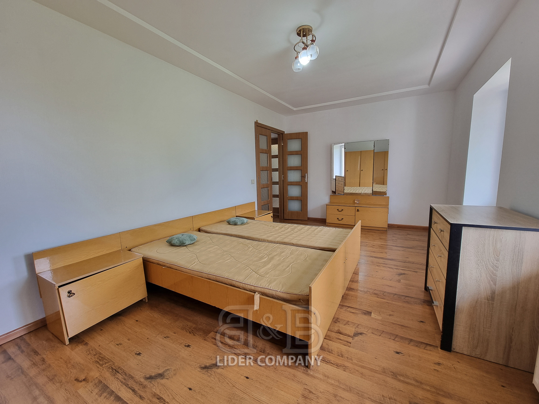 Chirie apartament la sol – 2 dormitoare + living – Dumbrava