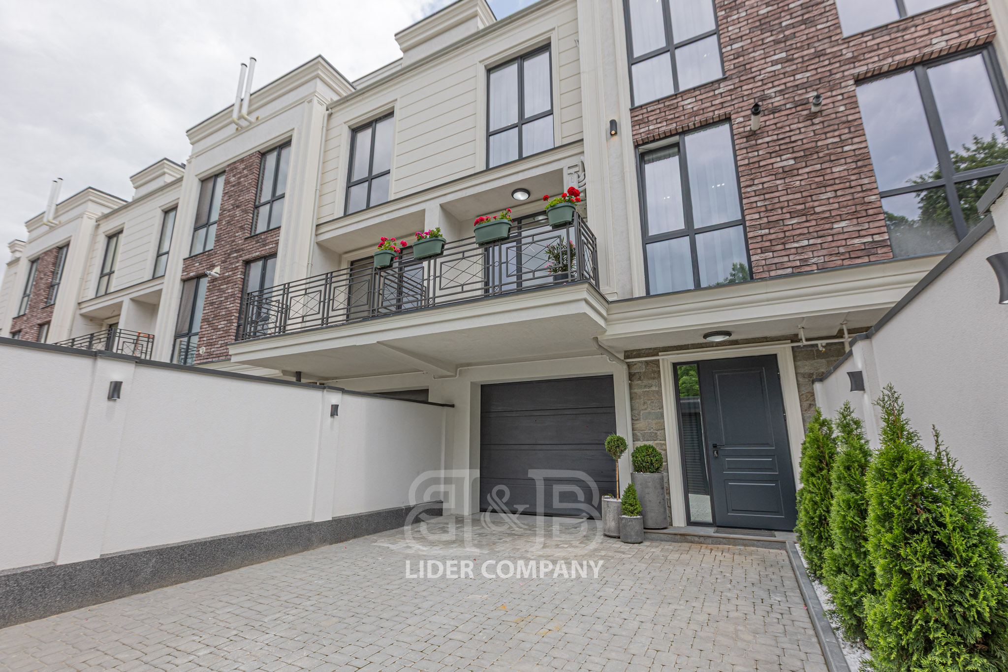 De vânzare – Townhouse pe 3 niveluri în Durlești