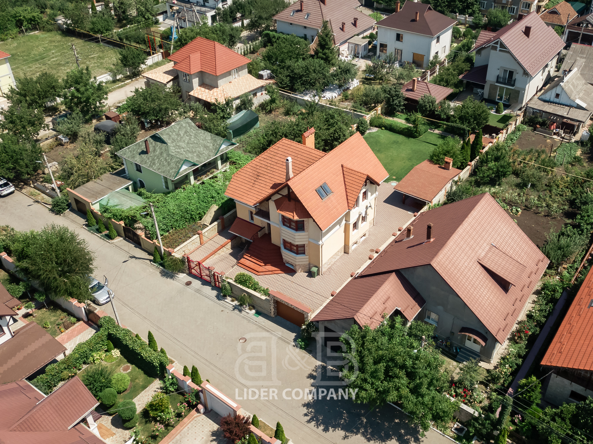 Casă în 4 nivele cu o suprafață de 480 m2 , Stăuceni