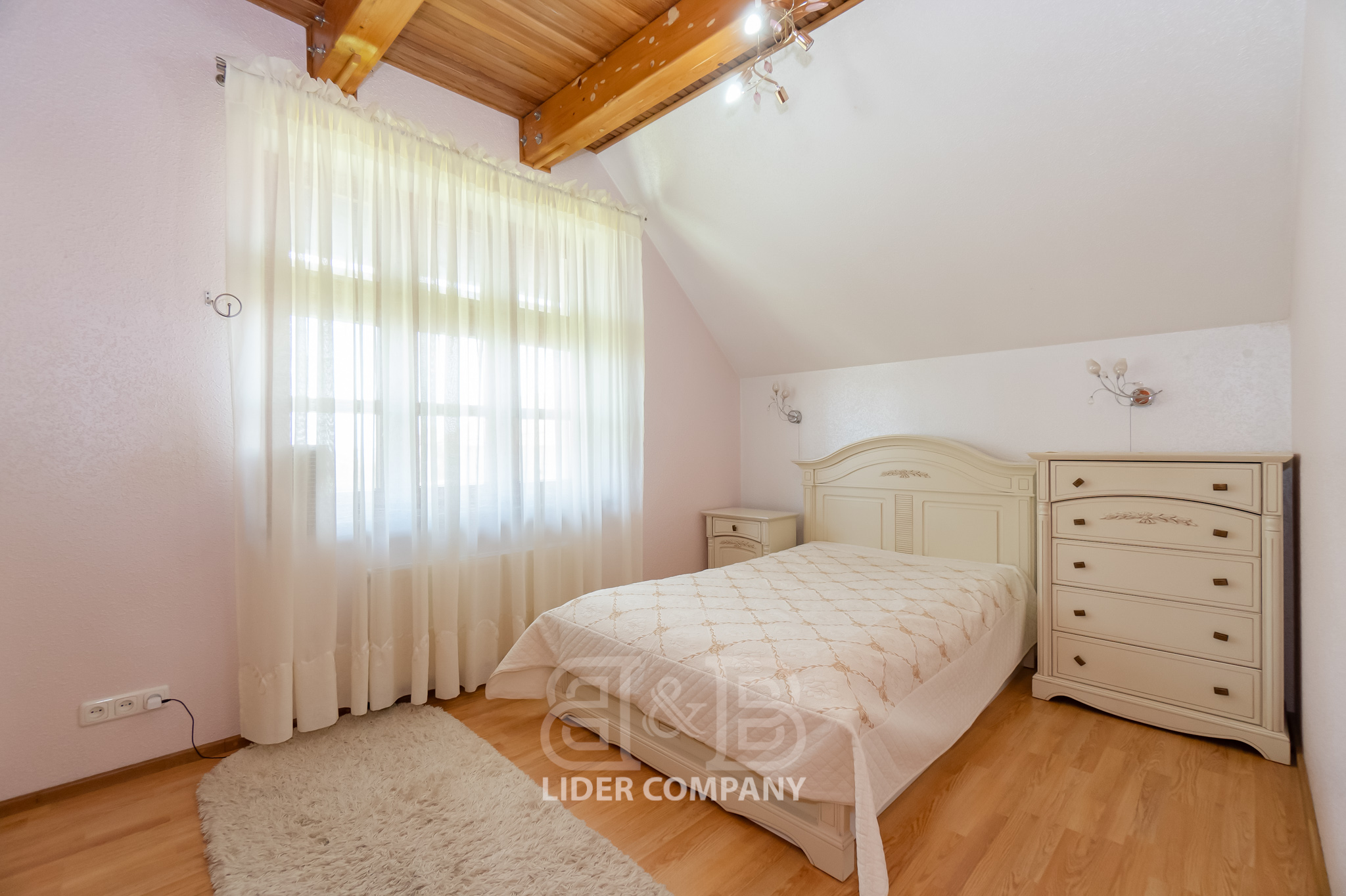Casă în 4 nivele cu o suprafață de 480 m2 , Stăuceni
