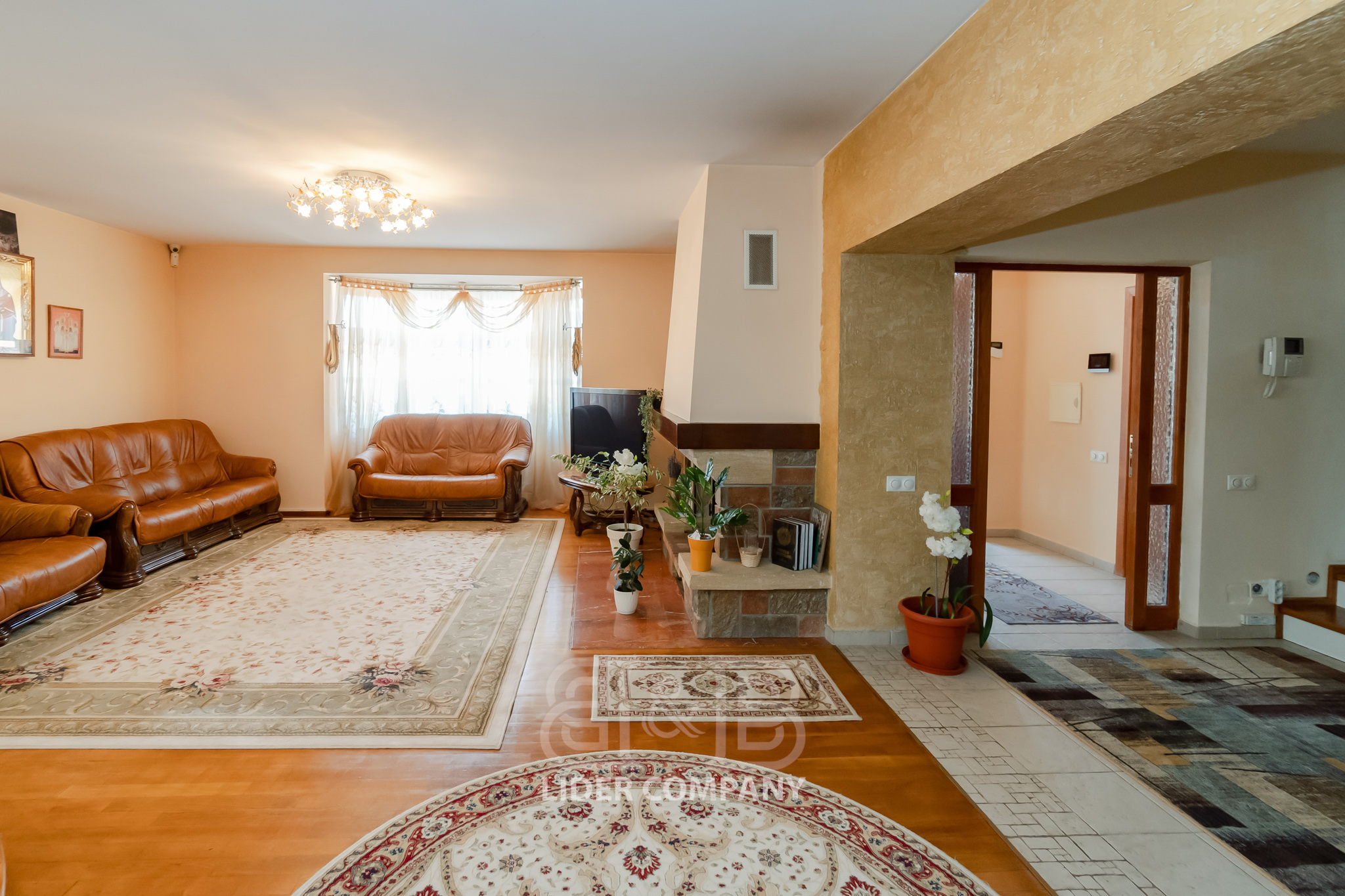 Casă în 4 nivele cu o suprafață de 480 m2 , Stăuceni