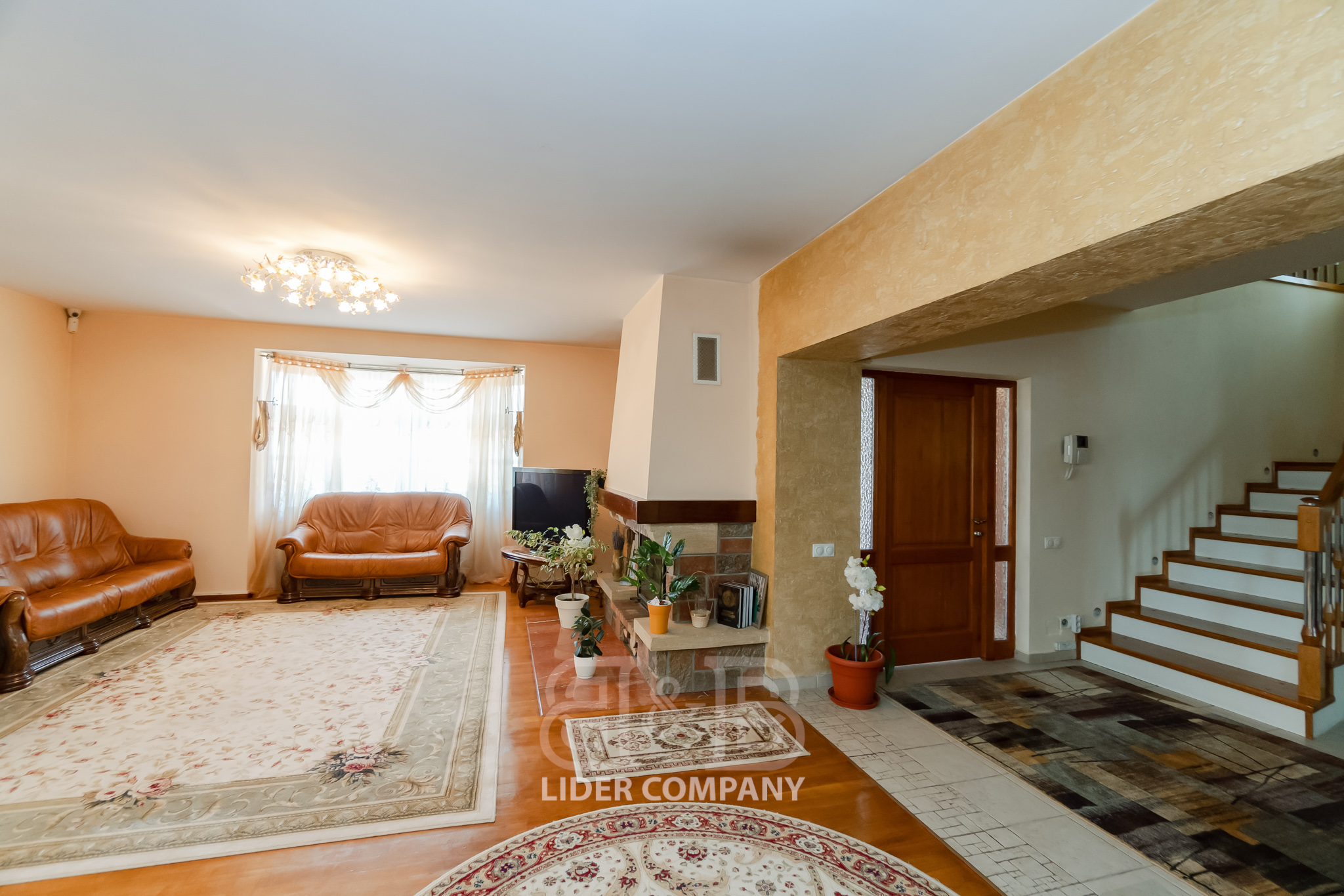 Casă în 4 nivele cu o suprafață de 480 m2 , Stăuceni