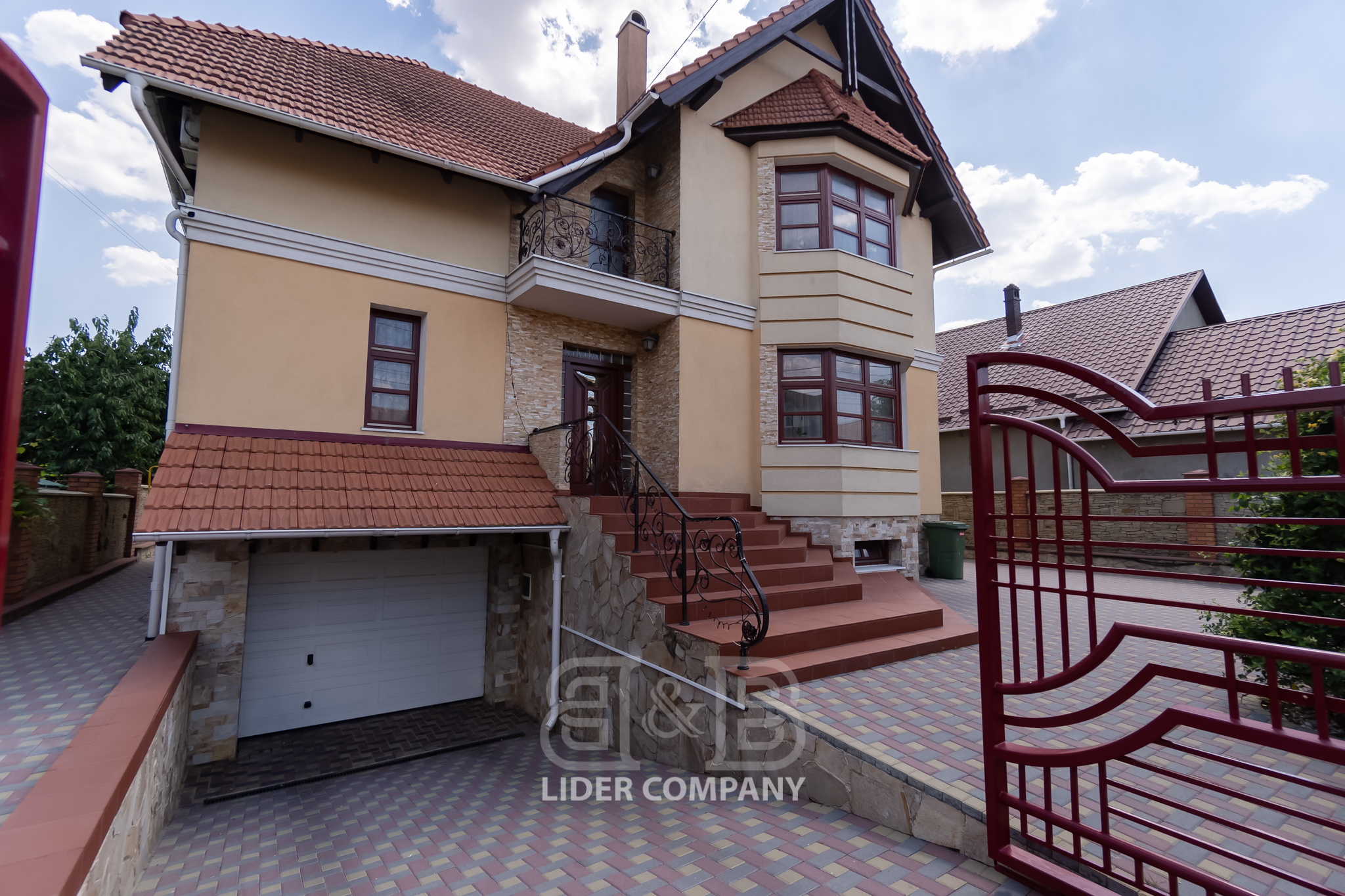 Casă în 4 nivele cu o suprafață de 480 m2 , Stăuceni