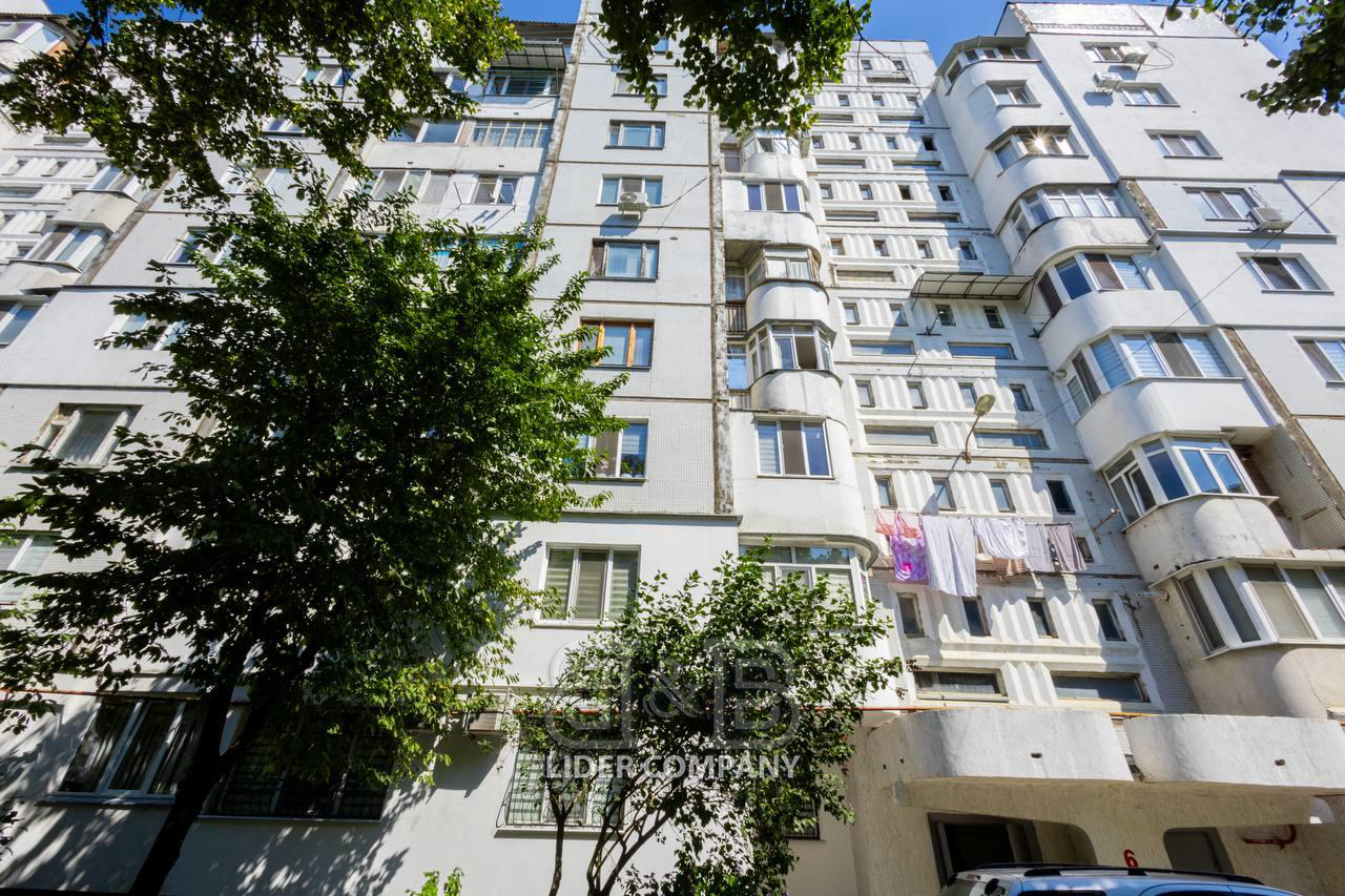 De vânzare apartament cu 4 camere și living – sectorul Buiucani
