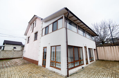 Casă la cheie 381 mp + teren 30 ari Băcioi , Străsteni