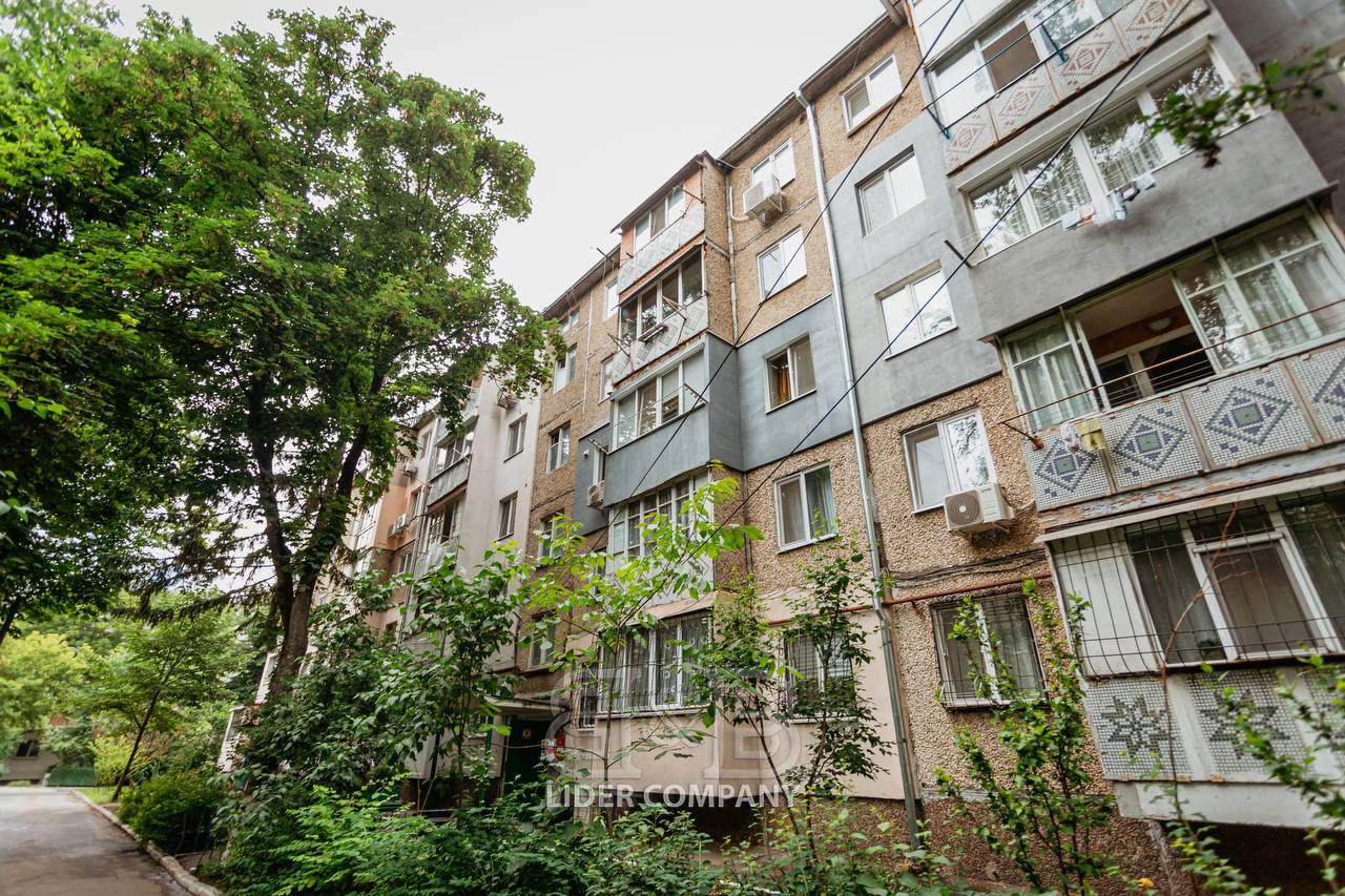 De vânzare Apartament cu 2 camere + living, sectorul Botanica