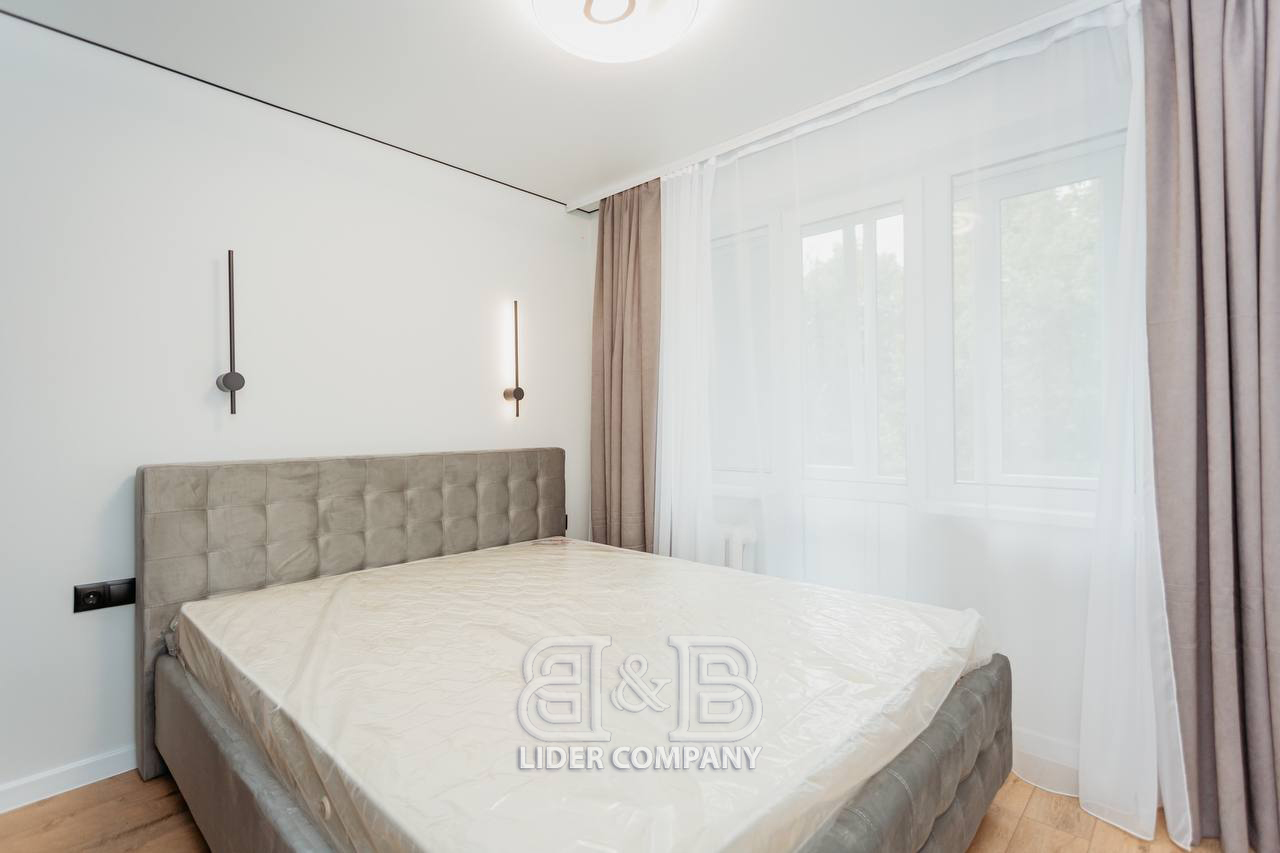 De vânzare Apartament cu 2 camere + living, sectorul Botanica