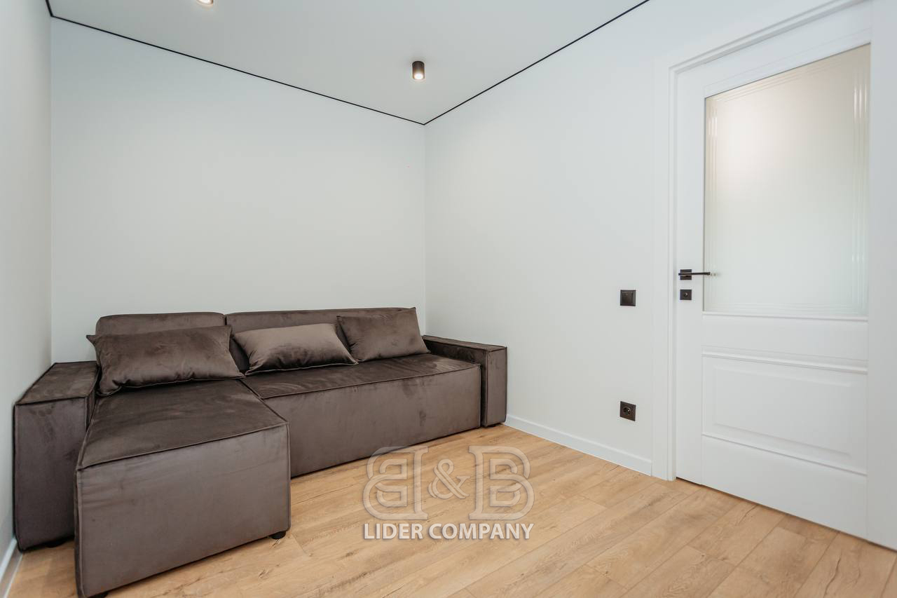 De vânzare Apartament cu 2 camere + living, sectorul Botanica