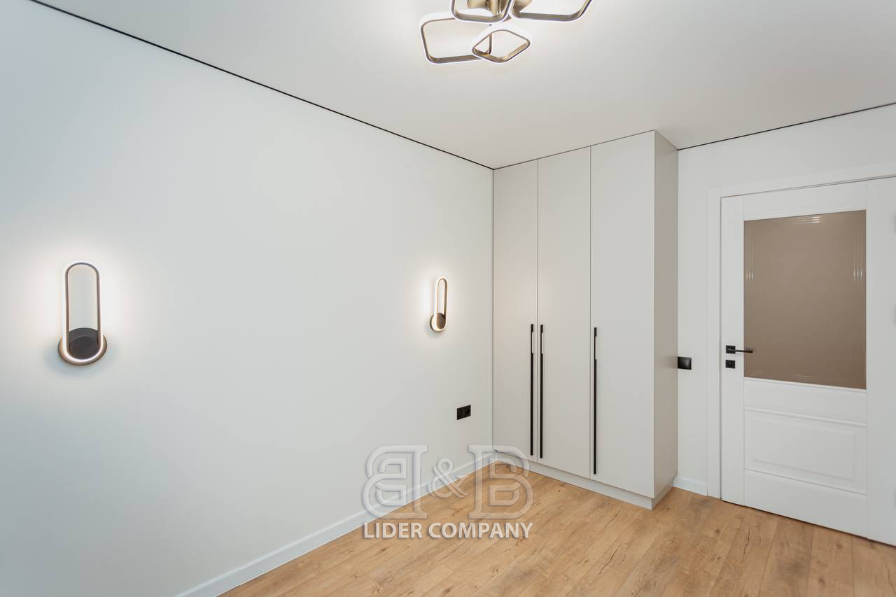 De vânzare Apartament cu 2 camere + living, sectorul Botanica